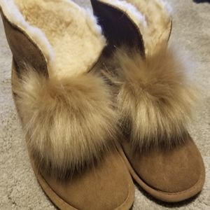 NWT BearPaw Libby (pompom) boot